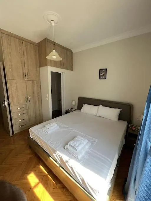 Beautiful 2-Bedroom Apartment Close To Metro-1