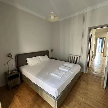 Beautiful 2-Bedroom Apartment Close To Metro-3