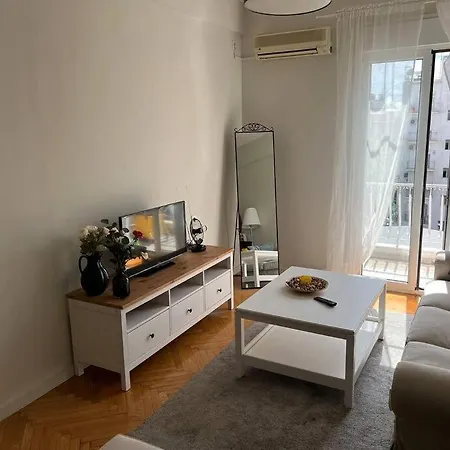 Beautiful 2-Bedroom Apartment Close To Metro-2
